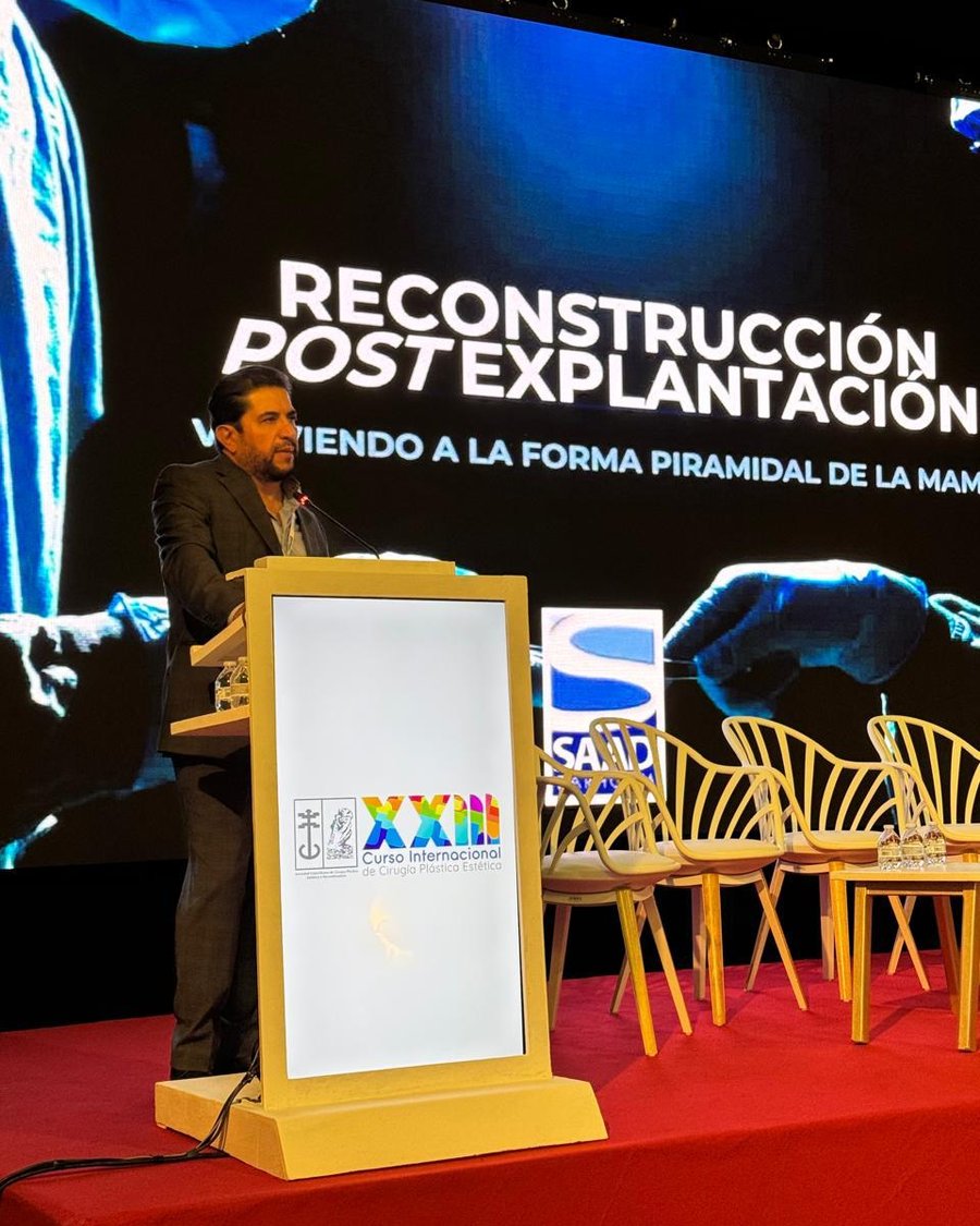El Dr. Saad Barhoum en el atril del XXIII Curso Internacional de Cirugía Plástica Estética, con el título de su ponencia en la pantalla: «Reconstrucción post explantación».