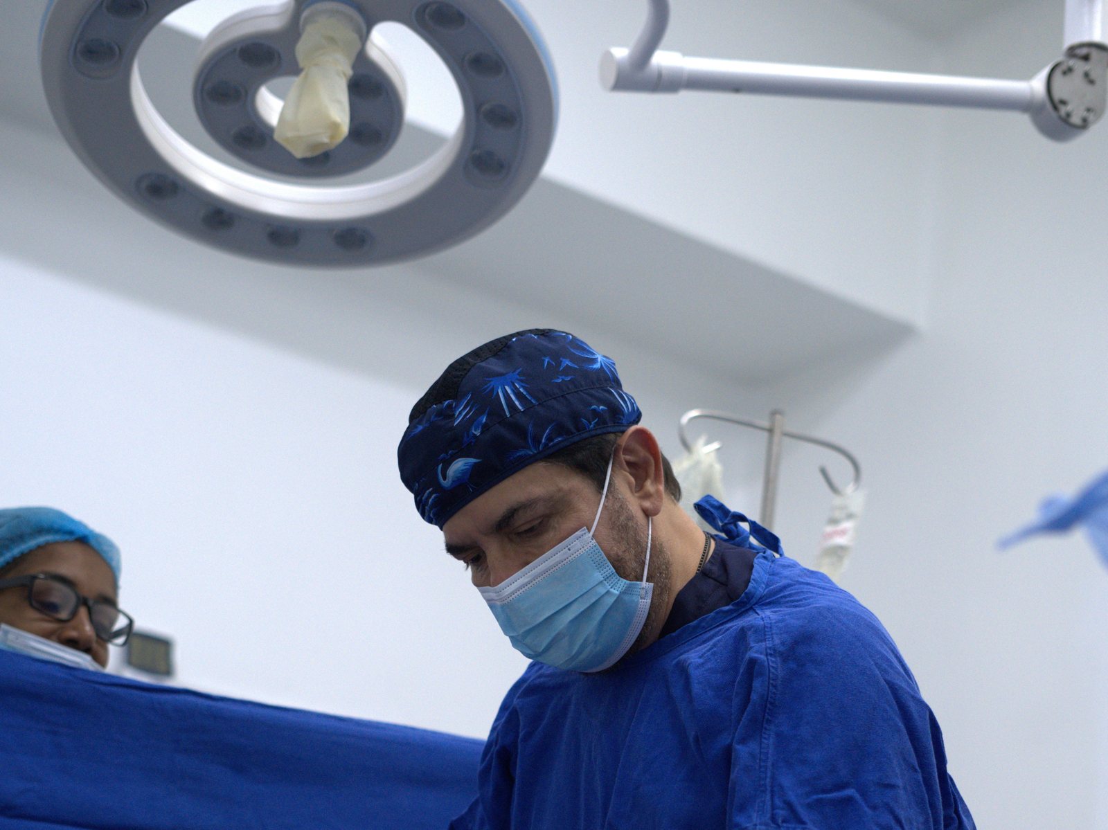 El Dr. Saad Barhoum operando bajo la lámpara del quirófano, junto a su equipo.