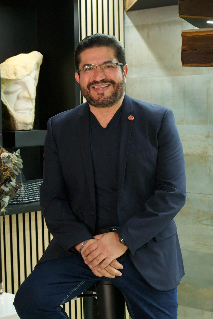El Dr. Saad Barhoum sentado en su consultorio.