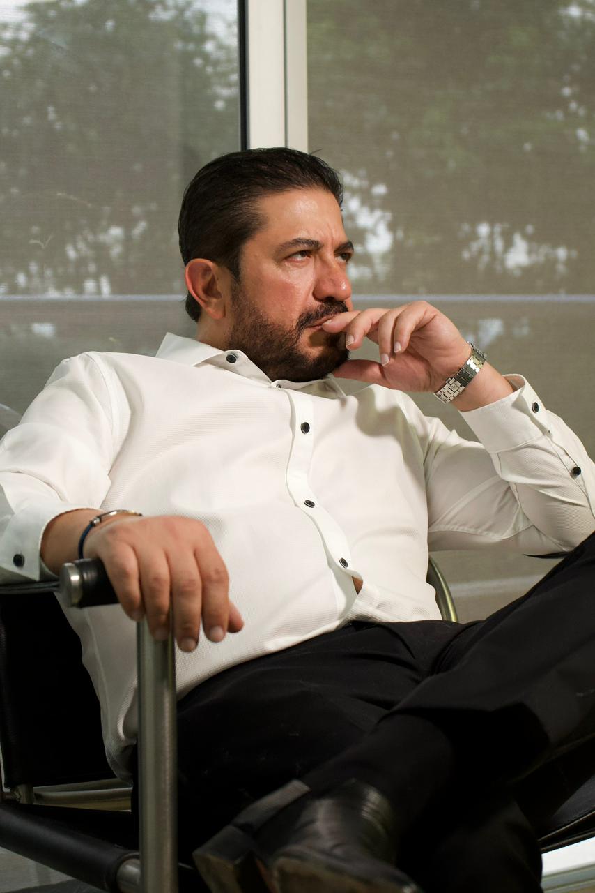 El Dr. Saad Barhoum sentado, escuchando.